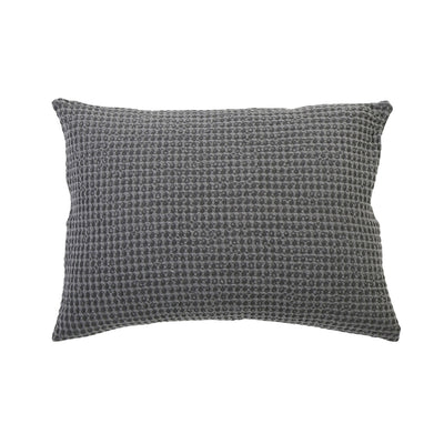 Charcoal grey big pillow made of 100% cotton in a stonewashed finish. Waffle weave pillow.